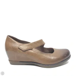 Shoes Heels Wedge By Dansko In Taupe, Size: 5.5